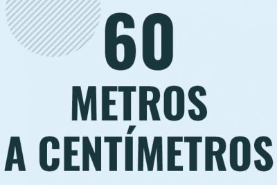 Profesor en pizarra explicando cuanto es 60 metros en centimetros o como pasar de 60 m a cm