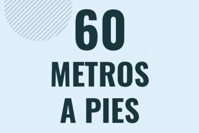 Profesor en pizarra explicando cuanto es 60 metros en pies o como pasar de 60 m a ft