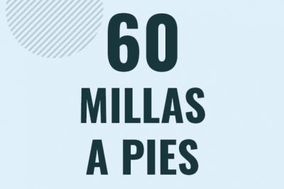 Profesor en pizarra explicando cuanto es 60 millas en pies o como pasar de 60 mi a ft