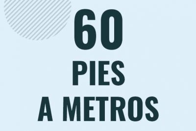 Profesor en pizarra explicando cuanto es 60 pies en metros o como pasar de 60 ft a m