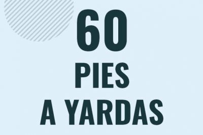 Profesor en pizarra explicando cuanto es 60 pies en yardas o como pasar de 60 ft a yd