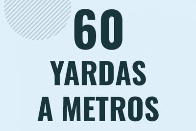 Profesor en pizarra explicando cuanto es 60 yardas en metros o como pasar de 60 yd a m