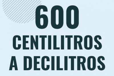 Profesor en pizarra explicando cuanto es 600 centilitros en decilitros o como pasar de 600 cl a dl