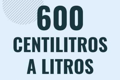 Profesor en pizarra explicando cuanto es 600 centilitros en litros o como pasar de 600 cl a l