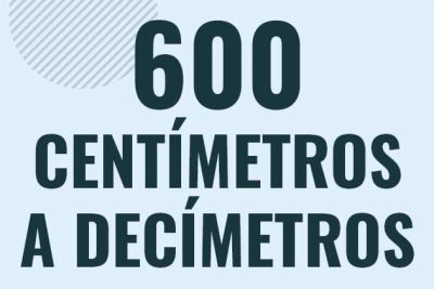 Profesor en pizarra explicando cuanto es 600 centimetros en decimetros o como pasar de 600 cm a dm