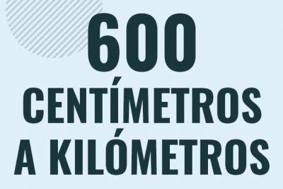 Profesor en pizarra explicando cuanto es 600 centimetros en kilometros o como pasar de 600 cm a km