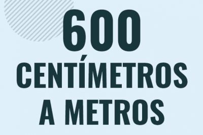 Profesor en pizarra explicando cuanto es 600 centimetros en metros o como pasar de 600 cm a m