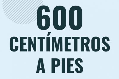 Profesor en pizarra explicando cuanto es 600 centimetros en pies o como pasar de 600 cm a ft
