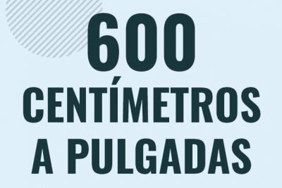 Profesor en pizarra explicando cuanto es 600 centimetros en pulgadas o como pasar de 600 cm a in
