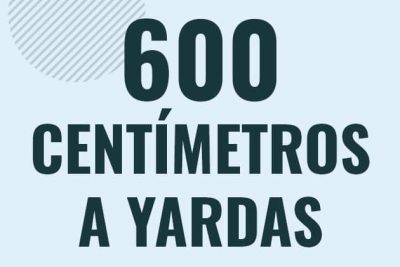 Profesor en pizarra explicando cuanto es 600 centimetros en yardas o como pasar de 600 cm a yd