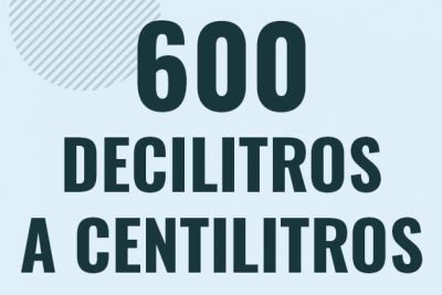 Profesor en pizarra explicando cuanto es 600 decilitros en centilitros o como pasar de 600 dl a cl