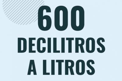 Profesor en pizarra explicando cuanto es 600 decilitros en litros o como pasar de 600 dl a l