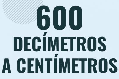 Profesor en pizarra explicando cuanto es 600 decimetros en centimetros o como pasar de 600 dm a cm