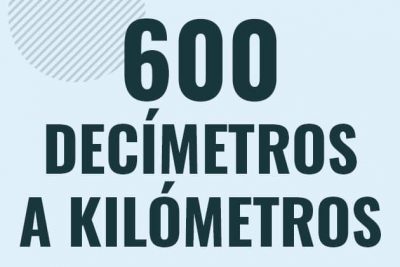 Profesor en pizarra explicando cuanto es 600 decimetros en kilometros o como pasar de 600 dm a km