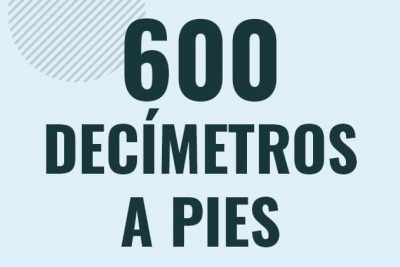 Profesor en pizarra explicando cuanto es 600 decimetros en pies o como pasar de 600 dm a ft
