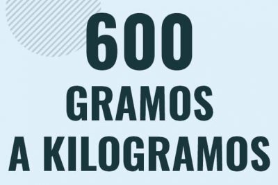 Profesor en pizarra explicando cuanto es 600 gramos en kilogramos o como pasar de 600 g a kg