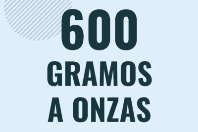 Profesor en pizarra explicando cuanto es 600 gramos en onzas o como pasar de 600 g a oz