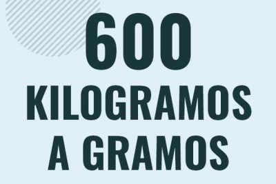 Profesor en pizarra explicando cuanto es 600 kilogramos en gramos o como pasar de 600 kg a g
