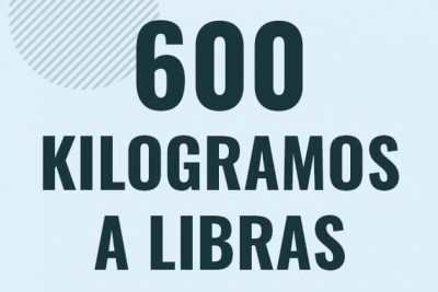 Profesor en pizarra explicando cuanto es 600 kilogramos en libras o como pasar de 600 kg a lb