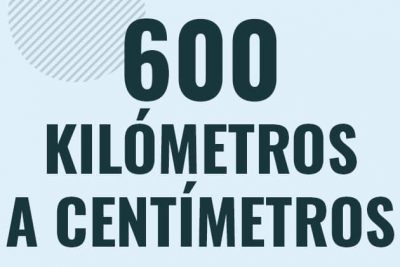 Profesor en pizarra explicando cuanto es 600 kilometros en centimetros o como pasar de 600 km a cm
