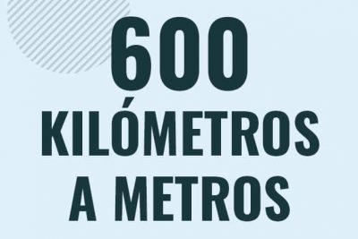 Profesor en pizarra explicando cuanto es 600 kilometros en metros o como pasar de 600 km a m