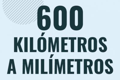 Profesor en pizarra explicando cuanto es 600 kilometros en milimetros o como pasar de 600 km a mm