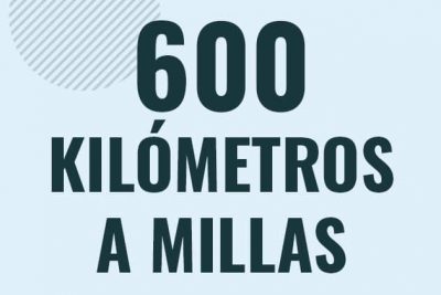 Profesor en pizarra explicando cuanto es 600 kilometros en millas o como pasar de 600 km a mi