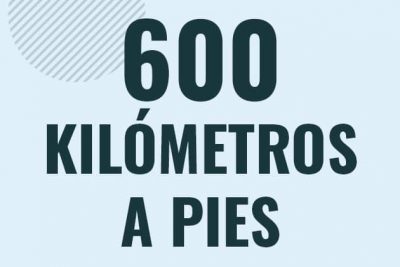 Profesor en pizarra explicando cuanto es 600 kilometros en pies o como pasar de 600 km a ft