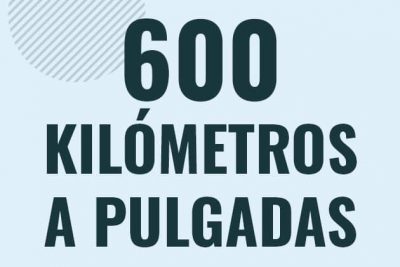 Profesor en pizarra explicando cuanto es 600 kilometros en pulgadas o como pasar de 600 km a in