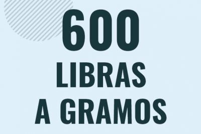 Profesor en pizarra explicando cuanto es 600 libras en gramos o como pasar de 600 lb a g