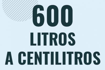 Profesor en pizarra explicando cuanto es 600 litros en centilitros o como pasar de 600 l a cl