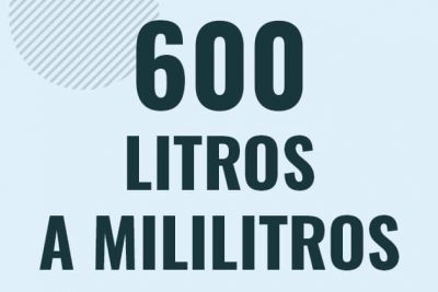 Profesor en pizarra explicando cuanto es 600 litros en mililitros o como pasar de 600 l a ml