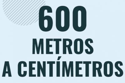 Profesor en pizarra explicando cuanto es 600 metros en centimetros o como pasar de 600 m a cm