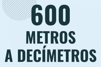 Profesor en pizarra explicando cuanto es 600 metros en decimetros o como pasar de 600 m a dm