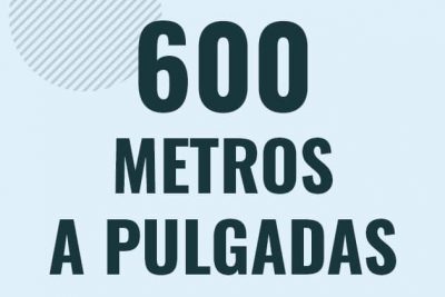 Profesor en pizarra explicando cuanto es 600 metros en pulgadas o como pasar de 600 m a in