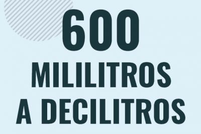 Profesor en pizarra explicando cuanto es 600 mililitros en decilitros o como pasar de 600 ml a dl