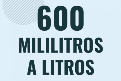 Profesor en pizarra explicando cuanto es 600 mililitros en litros o como pasar de 600 ml a l