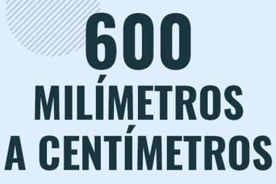Profesor en pizarra explicando cuanto es 600 milimetros en centimetros o como pasar de 600 mm a cm