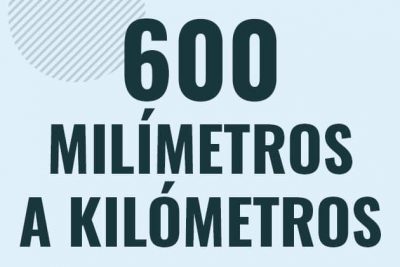 Profesor en pizarra explicando cuanto es 600 milimetros en kilometros o como pasar de 600 mm a km