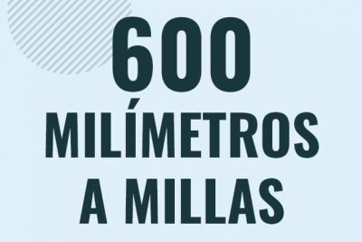 Profesor en pizarra explicando cuanto es 600 milimetros en millas o como pasar de 600 mm a mi