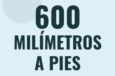 Profesor en pizarra explicando cuanto es 600 milimetros en pies o como pasar de 600 mm a ft
