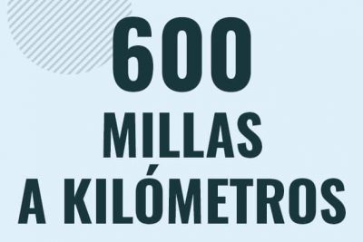 Profesor en pizarra explicando cuanto es 600 millas en kilometros o como pasar de 600 mi a km
