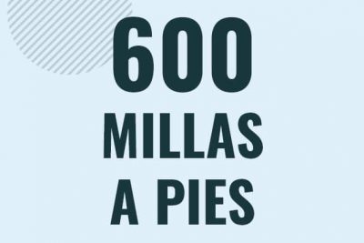 Profesor en pizarra explicando cuanto es 600 millas en pies o como pasar de 600 mi a ft
