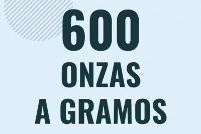 Profesor en pizarra explicando cuanto es 600 onzas en gramos o como pasar de 600 oz a g