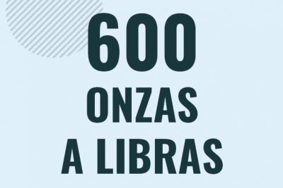 Profesor en pizarra explicando cuanto es 600 onzas en libras o como pasar de 600 oz a lb