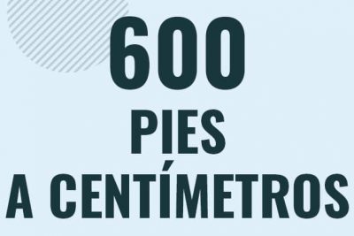 Profesor en pizarra explicando cuanto es 600 pies en centimetros o como pasar de 600 ft a cm