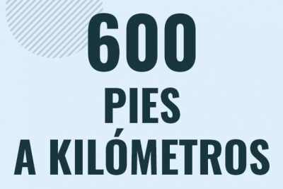 Profesor en pizarra explicando cuanto es 600 pies en kilometros o como pasar de 600 ft a km