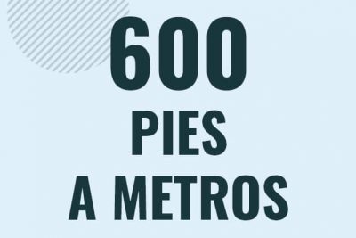 Profesor en pizarra explicando cuanto es 600 pies en metros o como pasar de 600 ft a m