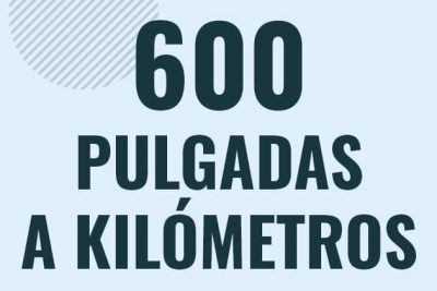 Profesor en pizarra explicando cuanto es 600 pulgadas en kilometros o como pasar de 600 in a km