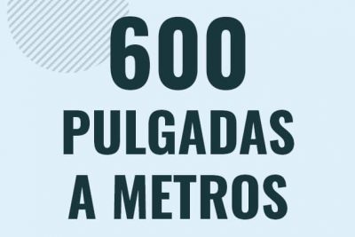 Profesor en pizarra explicando cuanto es 600 pulgadas en metros o como pasar de 600 in a m